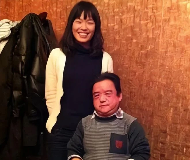 Nam diễn viên lùn nhất showbiz: Chỉ cao 1,28m, ngủ bụi ngoài công viên - gầm cầu vẫn cưới được 4 cô vợ trẻ đẹp