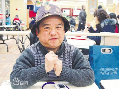 Nam diễn viên lùn nhất showbiz: Chỉ cao 1,28m, ngủ bụi ngoài công viên - gầm cầu vẫn cưới được 4 cô vợ trẻ đẹp