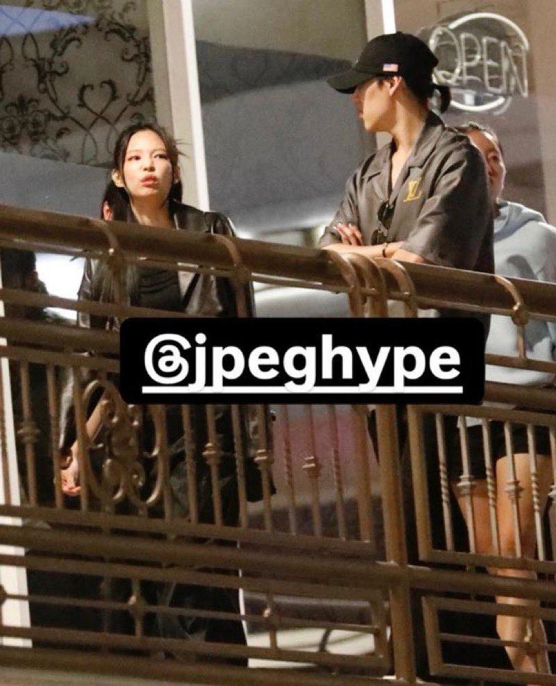 Nam thần là "thanh mai trúc mã" của Lisa (BLACKPINK) trên thảm đỏ Cannes: Quấn ống loe, tóc bổ luống và đôi môi căng mọng toàn filler? Nam thần là "thanh mai trúc mã" của Lisa (BLACKPINK) trên thảm đỏ Cannes: Quấn ống loe, tóc bổ luống và đôi môi căng mọng toàn filler?