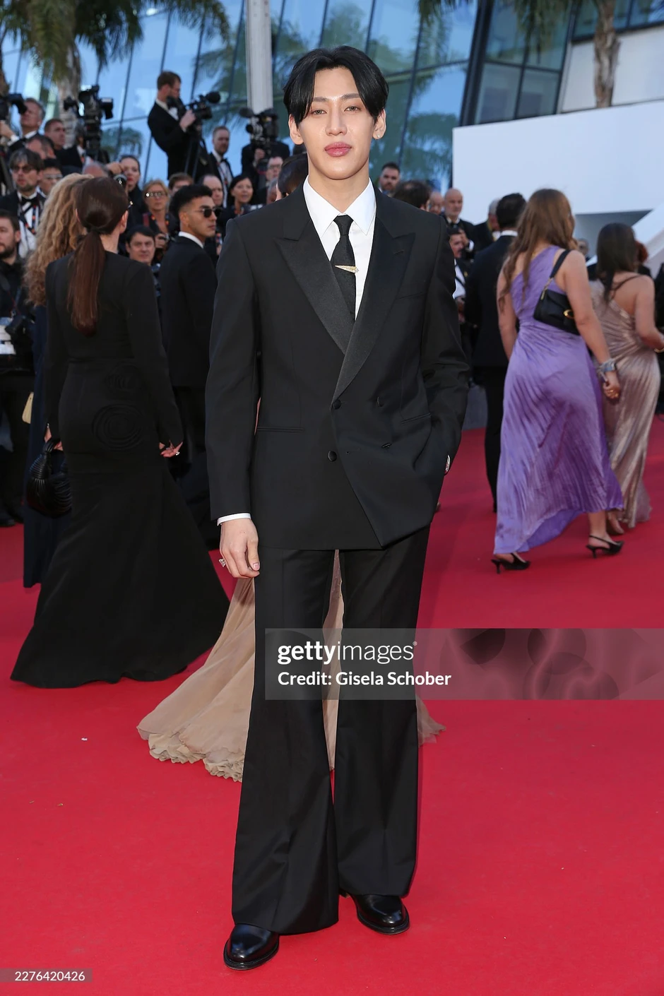 Nam thần là "thanh mai trúc mã" của Lisa (BLACKPINK) trên thảm đỏ Cannes: Quấn ống loe, tóc bổ luống và đôi môi căng mọng toàn filler? Nam thần là "thanh mai trúc mã" của Lisa (BLACKPINK) trên thảm đỏ Cannes: Quấn ống loe, tóc bổ luống và đôi môi căng mọng toàn filler?