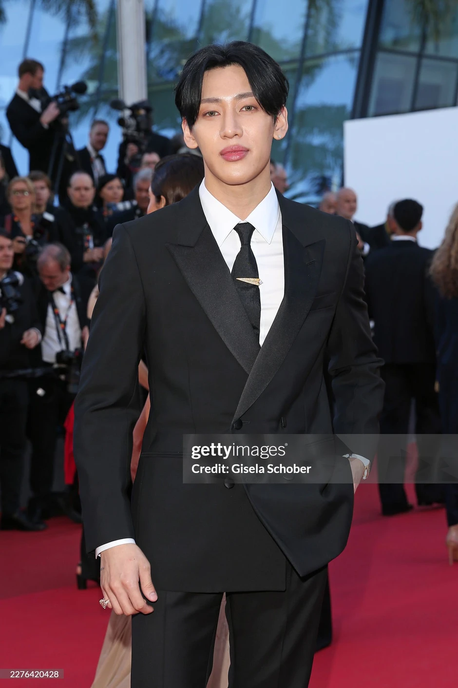 Nam thần là "thanh mai trúc mã" của Lisa (BLACKPINK) trên thảm đỏ Cannes: Quấn ống loe, tóc bổ luống và đôi môi căng mọng toàn filler? Nam thần là "thanh mai trúc mã" của Lisa (BLACKPINK) trên thảm đỏ Cannes: Quấn ống loe, tóc bổ luống và đôi môi căng mọng toàn filler?