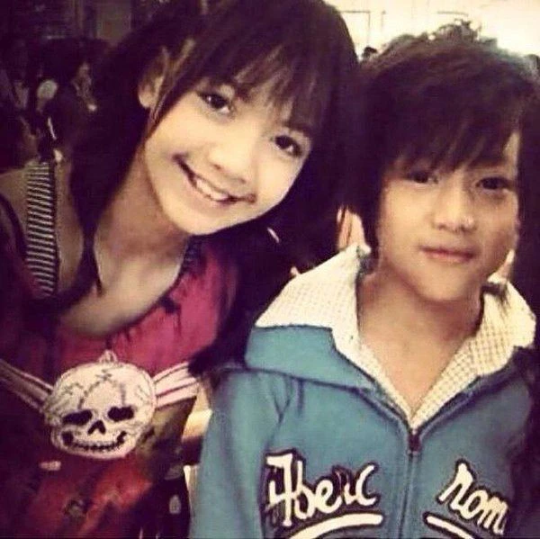 Nam thần là "thanh mai trúc mã" của Lisa (BLACKPINK) trên thảm đỏ Cannes: Quấn ống loe, tóc bổ luống và đôi môi căng mọng toàn filler? Nam thần là "thanh mai trúc mã" của Lisa (BLACKPINK) trên thảm đỏ Cannes: Quấn ống loe, tóc bổ luống và đôi môi căng mọng toàn filler?