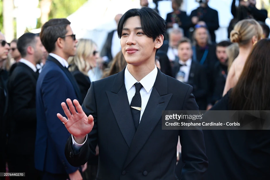 Nam thần là "thanh mai trúc mã" của Lisa (BLACKPINK) trên thảm đỏ Cannes: Quấn ống loe, tóc bổ luống và đôi môi căng mọng toàn filler? Nam thần là "thanh mai trúc mã" của Lisa (BLACKPINK) trên thảm đỏ Cannes: Quấn ống loe, tóc bổ luống và đôi môi căng mọng toàn filler?