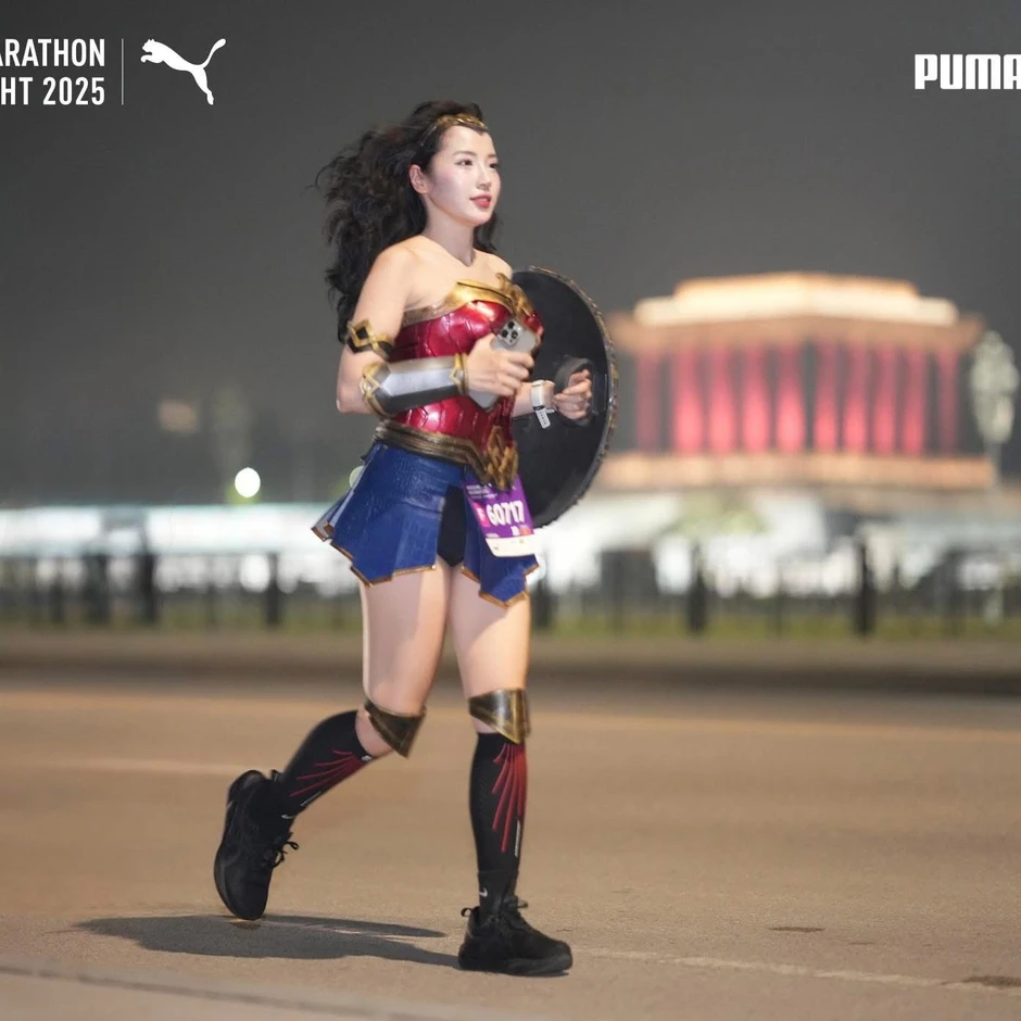 Ngắm "nữ thần chạy bộ" hóa thân Wonder Woman