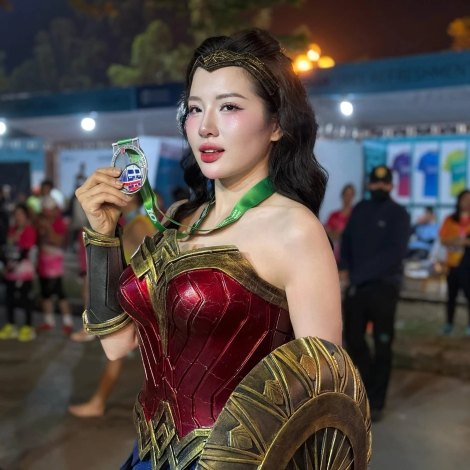 Ngắm "nữ thần chạy bộ" hóa thân Wonder Woman