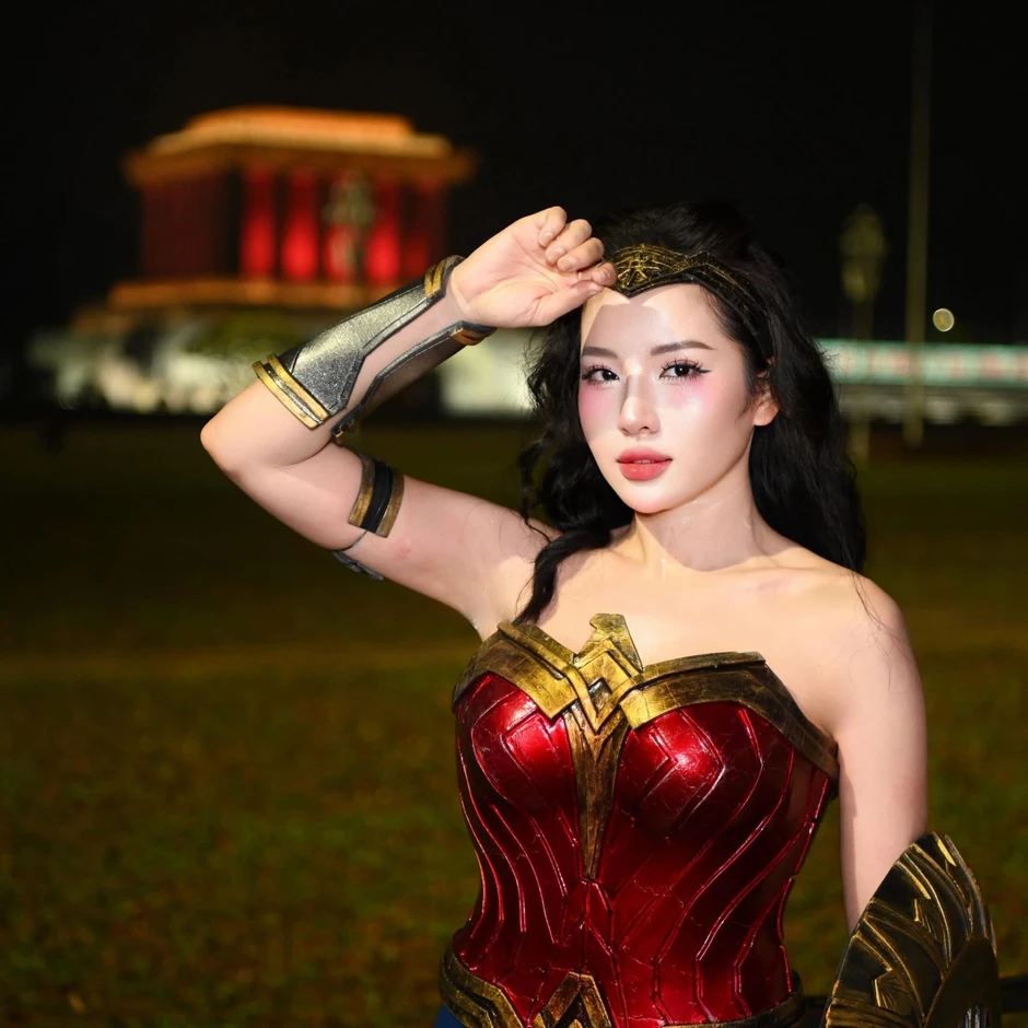 Ngắm "nữ thần chạy bộ" hóa thân Wonder Woman
