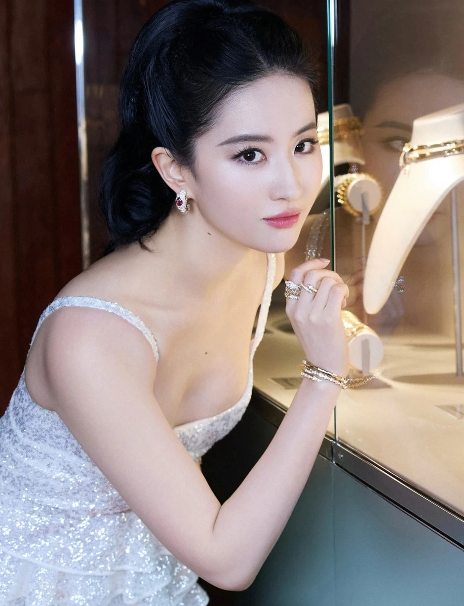 Người duy nhất đẹp hơn Lưu Diệc Phi là chính cô ấy của 24 năm trước