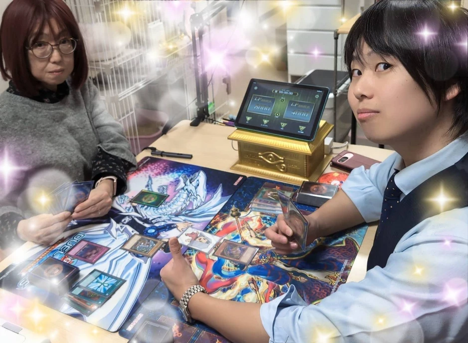 Người mẹ 65 tuổi tự viết sổ tay nghiên cứu luật chơi Yu-Gi-Oh! cho con trai Người mẹ 65 tuổi tự viết sổ tay nghiên cứu luật chơi Yu-Gi-Oh! cho con trai