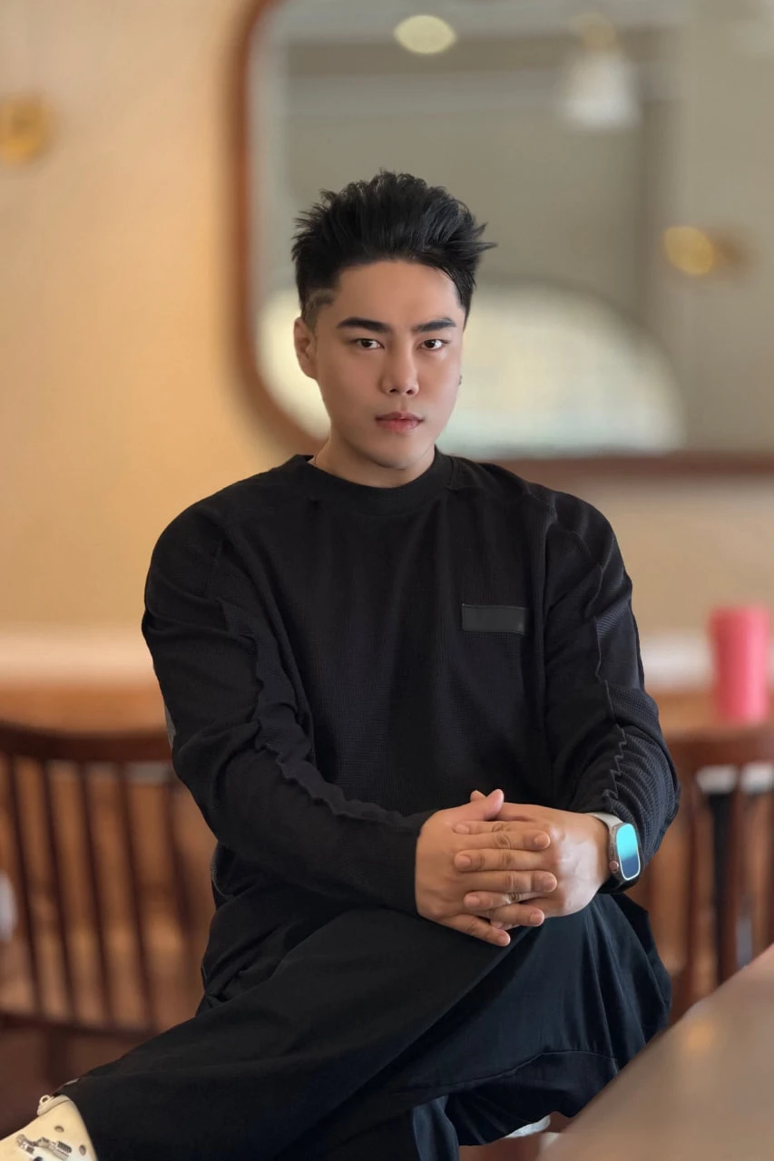 Nguyễn Đình Vũ - ca sĩ bị tố gạ gẫm trai trẻ với hơn 1 triệu lượt đọc trên Threads hiện tại là ai? Nguyễn Đình Vũ - ca sĩ bị tố gạ gẫm trai trẻ với hơn 1 triệu lượt đọc trên Threads hiện tại là ai?