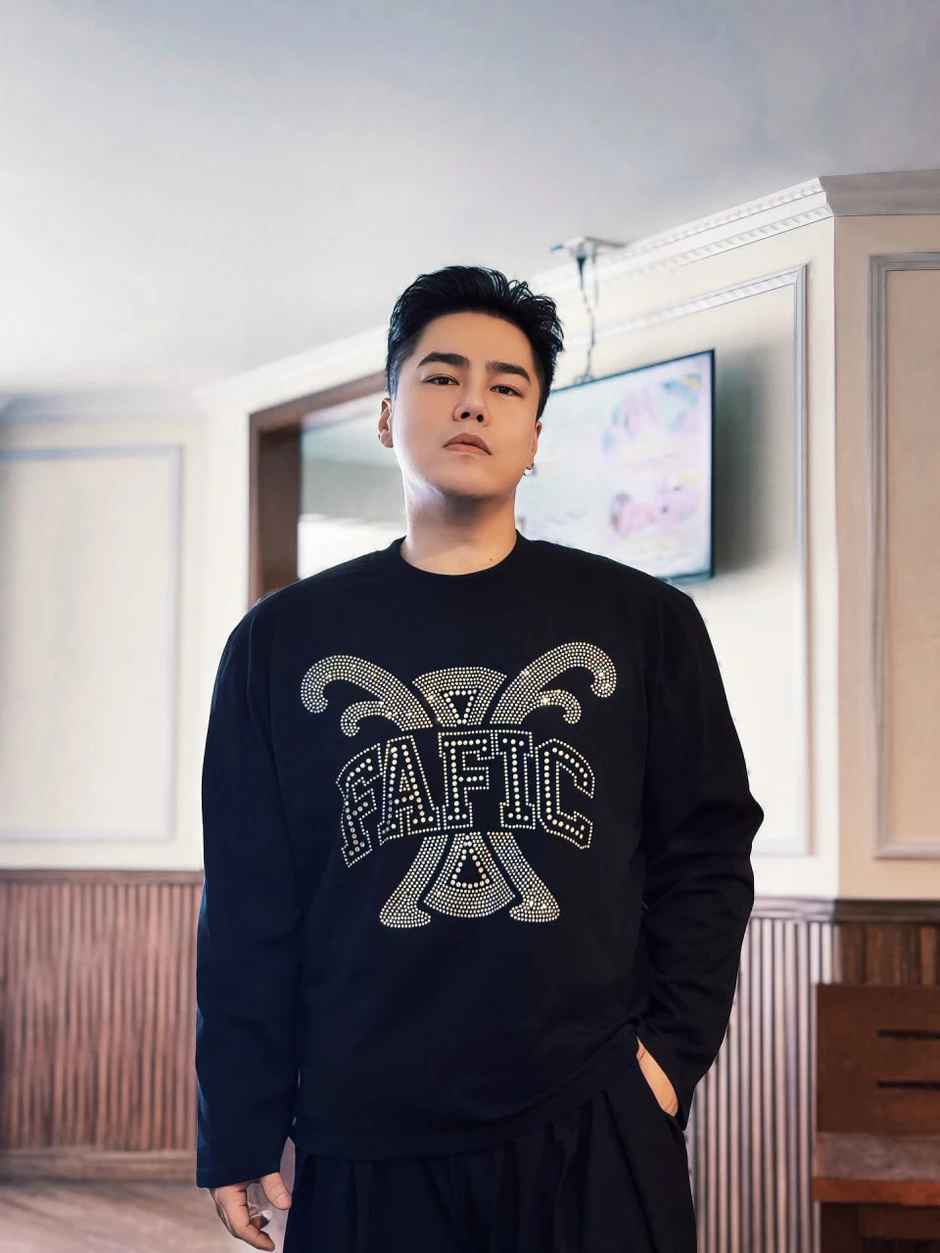Nguyễn Đình Vũ - ca sĩ bị tố gạ gẫm trai trẻ với hơn 1 triệu lượt đọc trên Threads hiện tại là ai? Nguyễn Đình Vũ - ca sĩ bị tố gạ gẫm trai trẻ với hơn 1 triệu lượt đọc trên Threads hiện tại là ai?