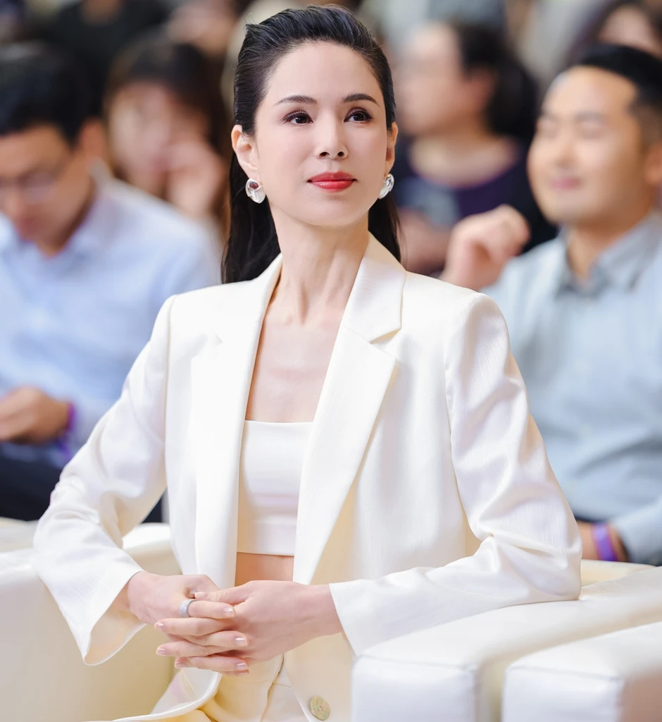 Nhan sắc thật của "Tiểu Long Nữ" Lý Nhược Đồng khiến dân tình sốc nặng, bảo sao hải quan cũng phải chặn lại