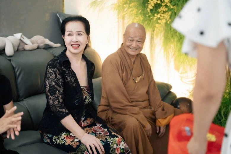 Nữ ca sĩ hàng đầu Việt Nam: Cha ruột nương nhờ cửa Phật, lấy chồng ngoại quốc, 2 con ăn chay từ 0 tuổi
