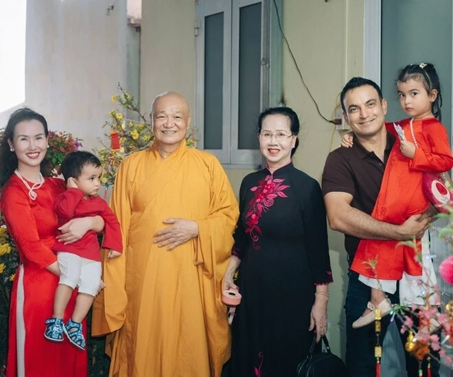 Nữ ca sĩ hàng đầu Việt Nam: Cha ruột nương nhờ cửa Phật, lấy chồng ngoại quốc, 2 con ăn chay từ 0 tuổi
