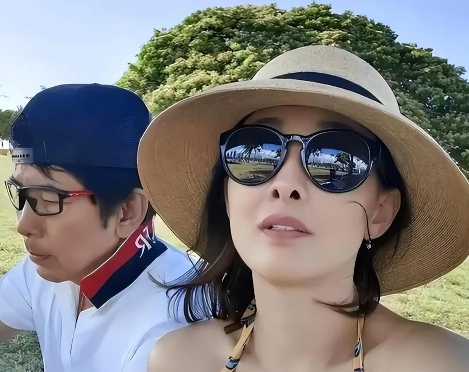 Nữ diễn viên lấy chồng như "trúng số": 29 năm không phải vào bếp, sinh 3 con xong vẫn được cưng chiều như báu vật Nữ diễn viên lấy chồng như "trúng số": 29 năm không phải vào bếp, sinh 3 con xong vẫn được cưng chiều như báu vật