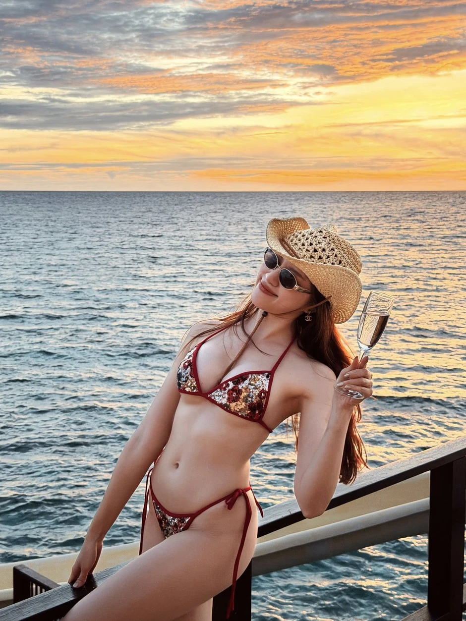 Nữ MC VTV diện bikini thả dáng nuột nà giữa biển Maldives