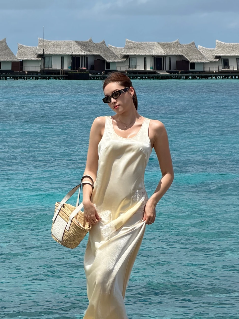 Nữ MC VTV diện bikini thả dáng nuột nà giữa biển Maldives