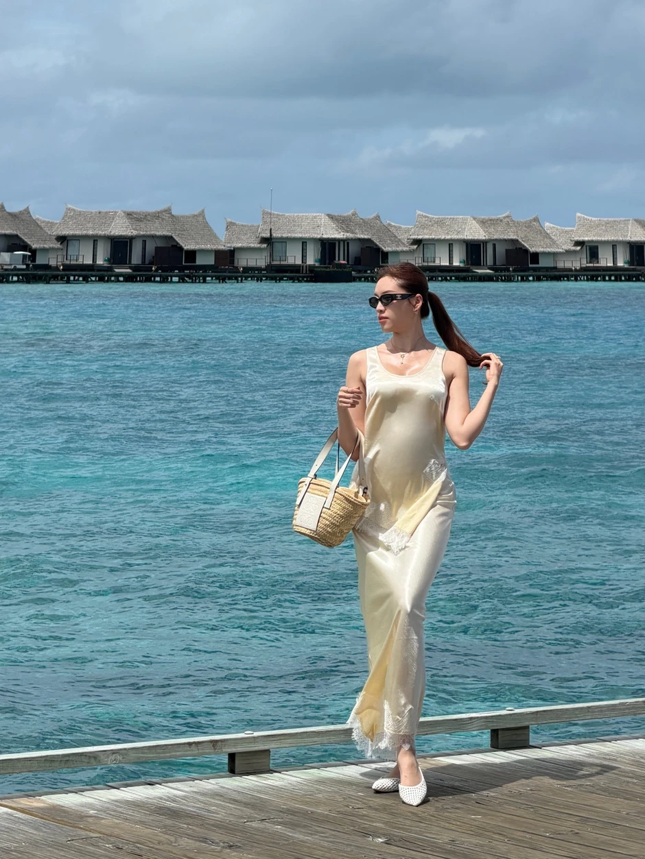 Nữ MC VTV diện bikini thả dáng nuột nà giữa biển Maldives