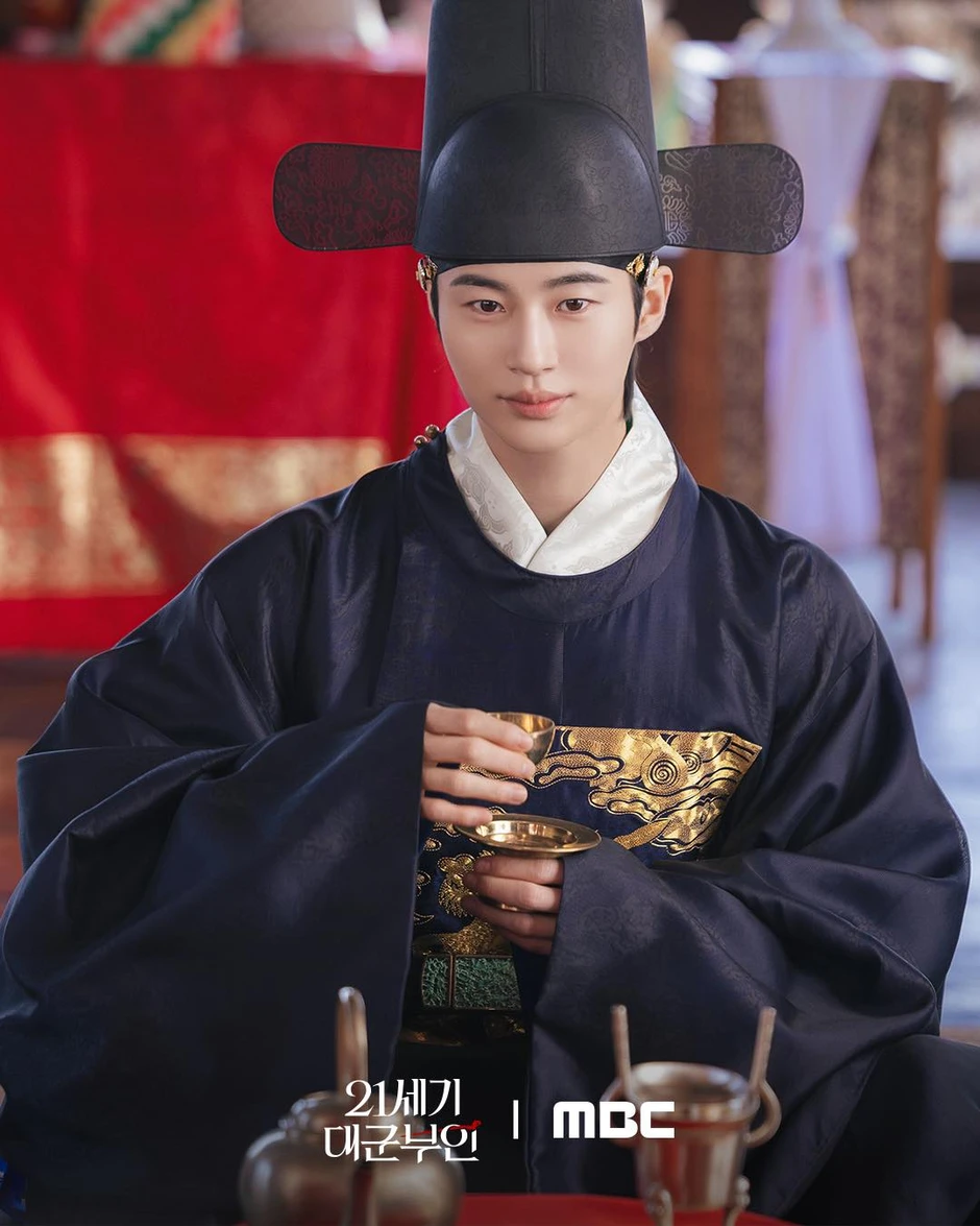 Perfect Crown tập 7: IU bị đầu độc, Byeon Woo Seok bảo vệ vợ yêu