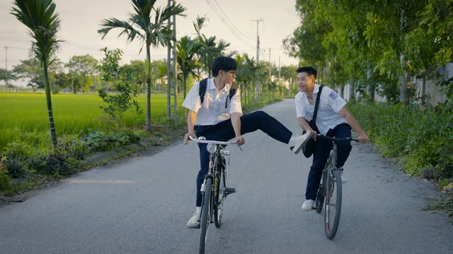 Phía bên kia thành phố: Chạm đến vấn đề khá gai góc trong đời sống học đường Phía bên kia thành phố: Chạm đến vấn đề khá gai góc trong đời sống học đường