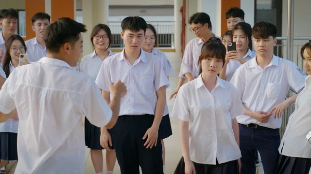 Phía bên kia thành phố: Chạm đến vấn đề khá gai góc trong đời sống học đường Phía bên kia thành phố: Chạm đến vấn đề khá gai góc trong đời sống học đường