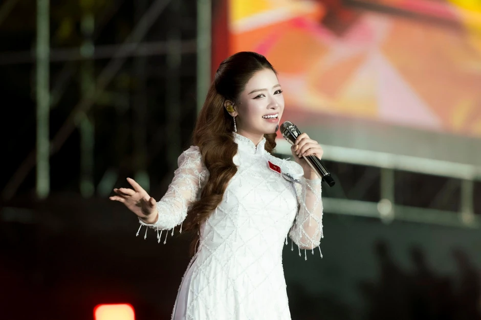 Phương Mỹ Chi "vạ miệng" với giảng viên thanh nhạc đắt show nhất Việt Nam Phương Mỹ Chi "vạ miệng" với giảng viên thanh nhạc đắt show nhất Việt Nam