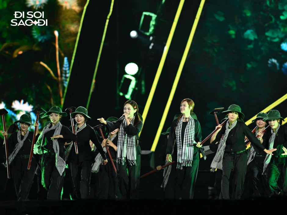 Phương Mỹ Chi "vạ miệng" với giảng viên thanh nhạc đắt show nhất Việt Nam Phương Mỹ Chi "vạ miệng" với giảng viên thanh nhạc đắt show nhất Việt Nam