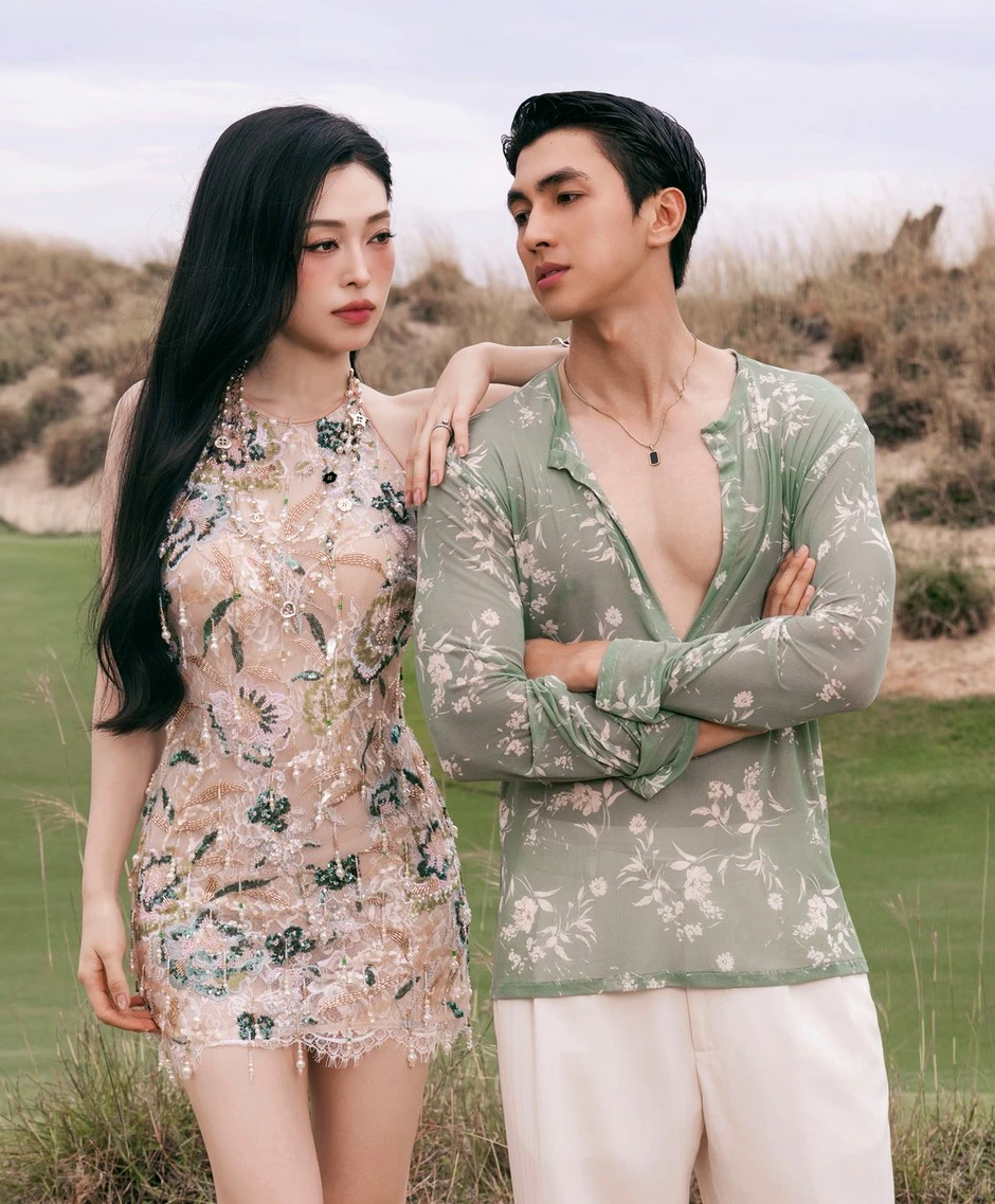 Phương Nga ngắm trai 6 múi không chớp mắt bị Bình An bắt tại trận Phương Nga ngắm trai 6 múi không chớp mắt bị Bình An bắt tại trận