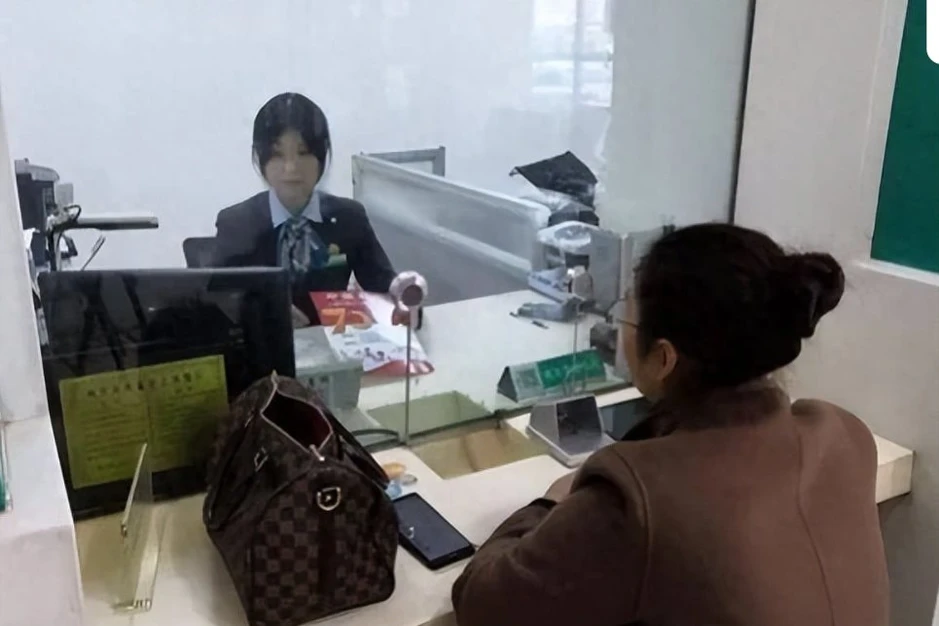 Ra ngân hàng xin rút 516 triệu đồng từ tài khoản của người chồng quá cố, người phụ nữ bị nhân viên từ chối: “Tài khoản đã bị huỷ, tiền cũng không còn”