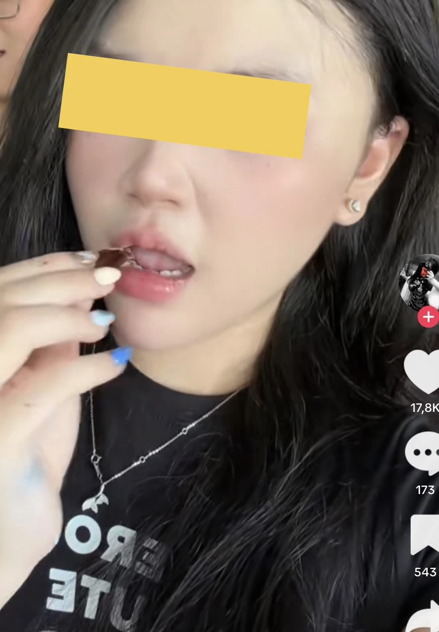 Rùng mình trò “câu view” quái đản của TikToker, ăn gián để lên xu hướng Rùng mình trò “câu view” quái đản của TikToker, ăn gián để lên xu hướng