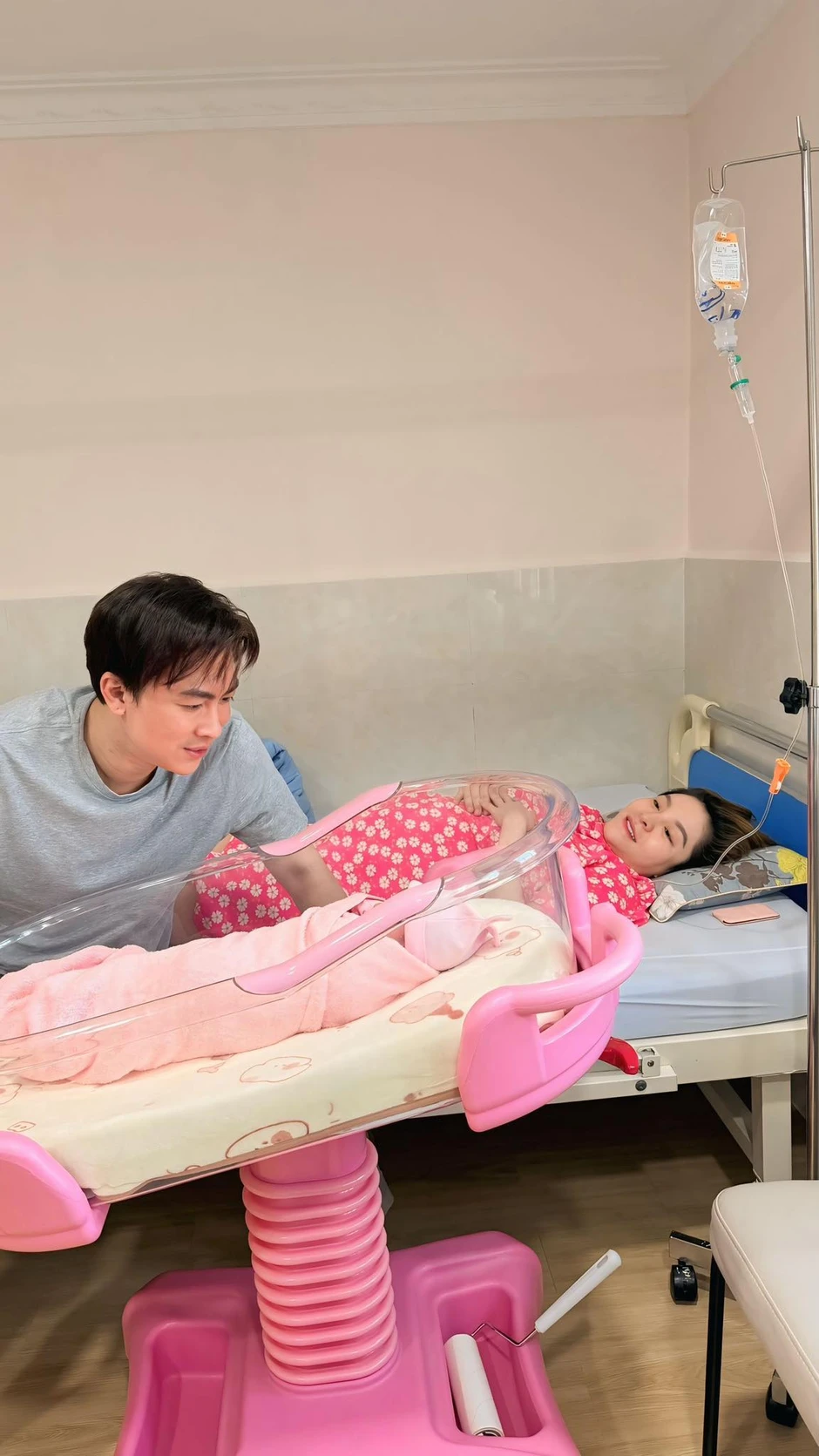Saka Trương Tuyền sinh con với Hồ Việt Trung Saka Trương Tuyền sinh con với Hồ Việt Trung