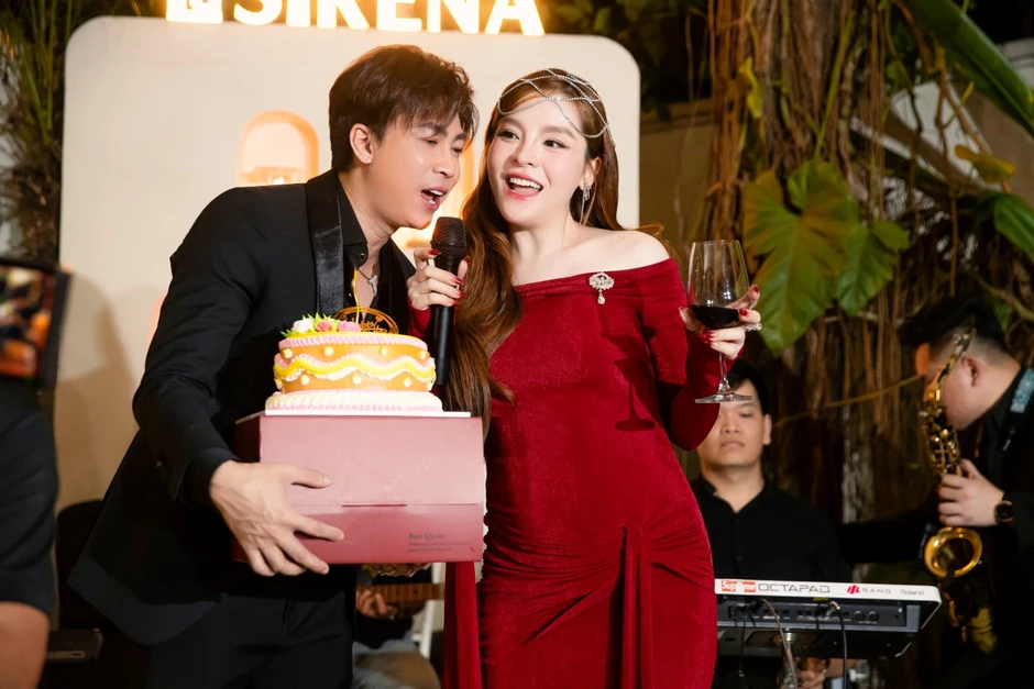 Saka Trương Tuyền sinh con với Hồ Việt Trung Saka Trương Tuyền sinh con với Hồ Việt Trung