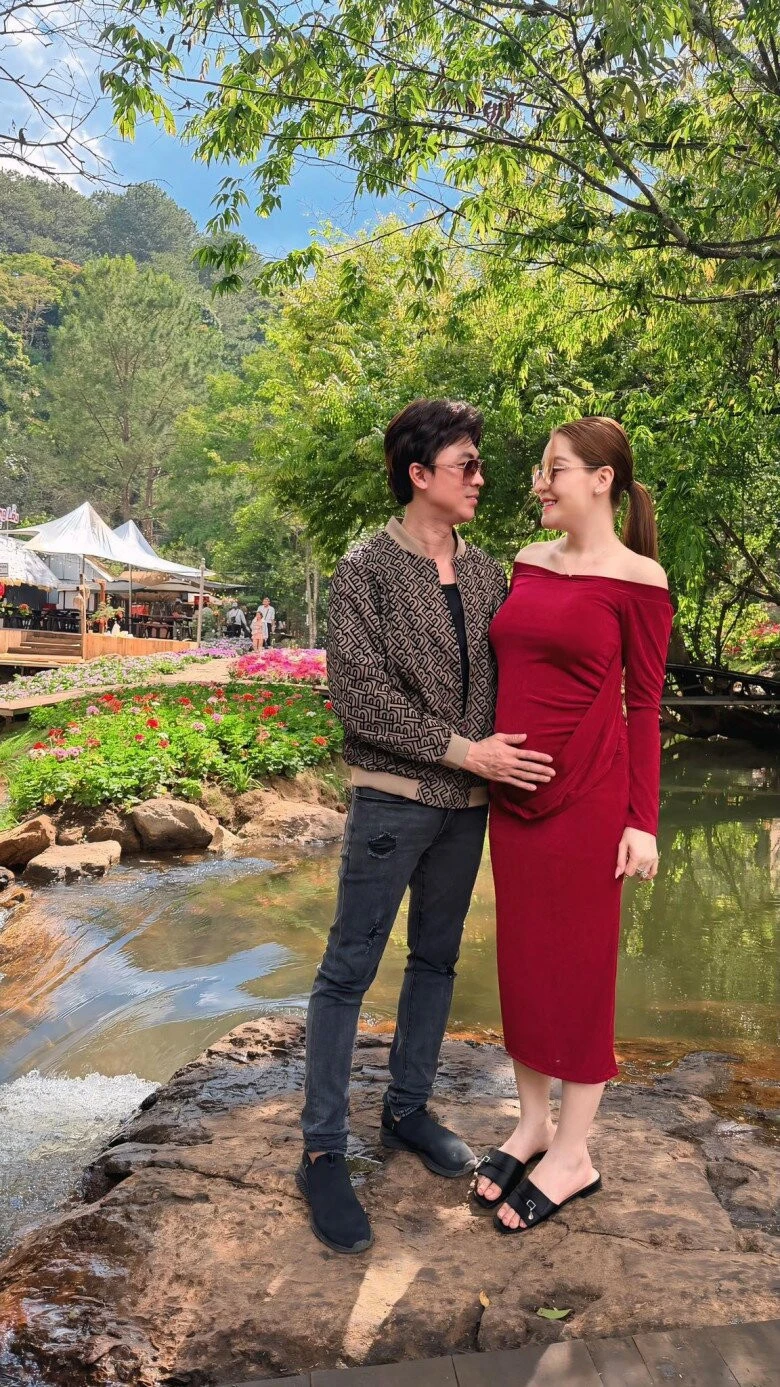 Saka Trương Tuyền sinh con với Hồ Việt Trung Saka Trương Tuyền sinh con với Hồ Việt Trung