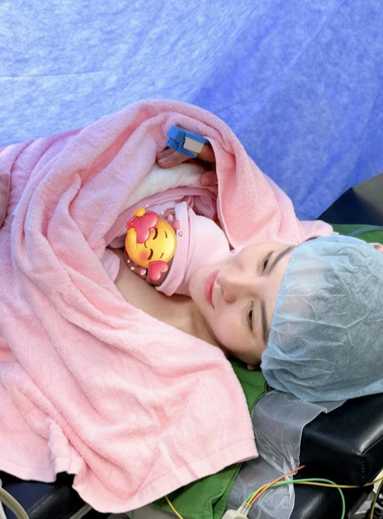 Saka Trương Tuyền sinh con với Hồ Việt Trung Saka Trương Tuyền sinh con với Hồ Việt Trung
