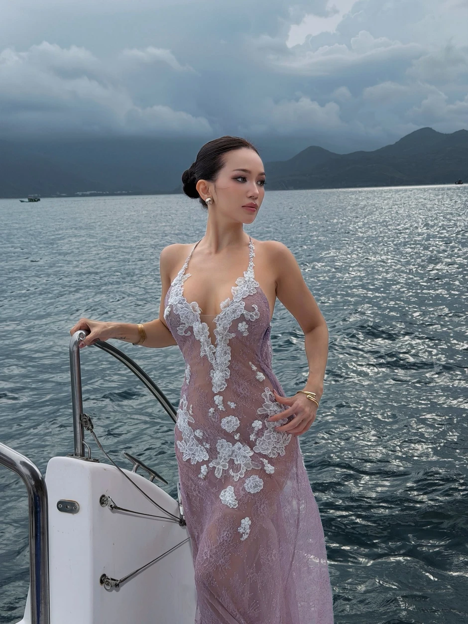 Sĩ Thanh diện váy ren xuyên thấu khoe trần lưng gợi cảm, netizen đồng loạt cảm thán "body đỉnh điên!" Sĩ Thanh diện váy ren xuyên thấu khoe trần lưng gợi cảm, netizen đồng loạt cảm thán "body đỉnh điên!"