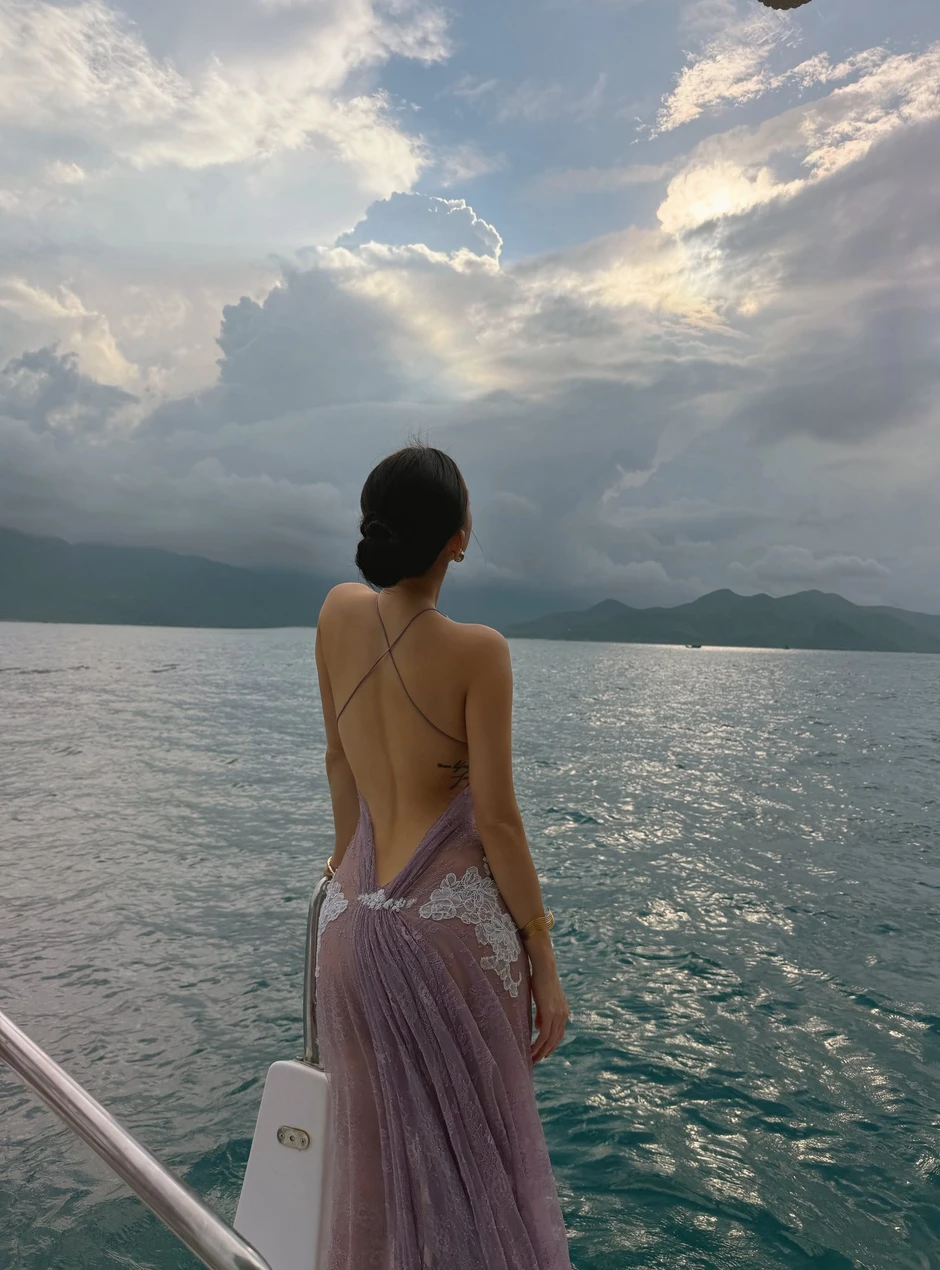 Sĩ Thanh diện váy ren xuyên thấu khoe trần lưng gợi cảm, netizen đồng loạt cảm thán "body đỉnh điên!" Sĩ Thanh diện váy ren xuyên thấu khoe trần lưng gợi cảm, netizen đồng loạt cảm thán "body đỉnh điên!"