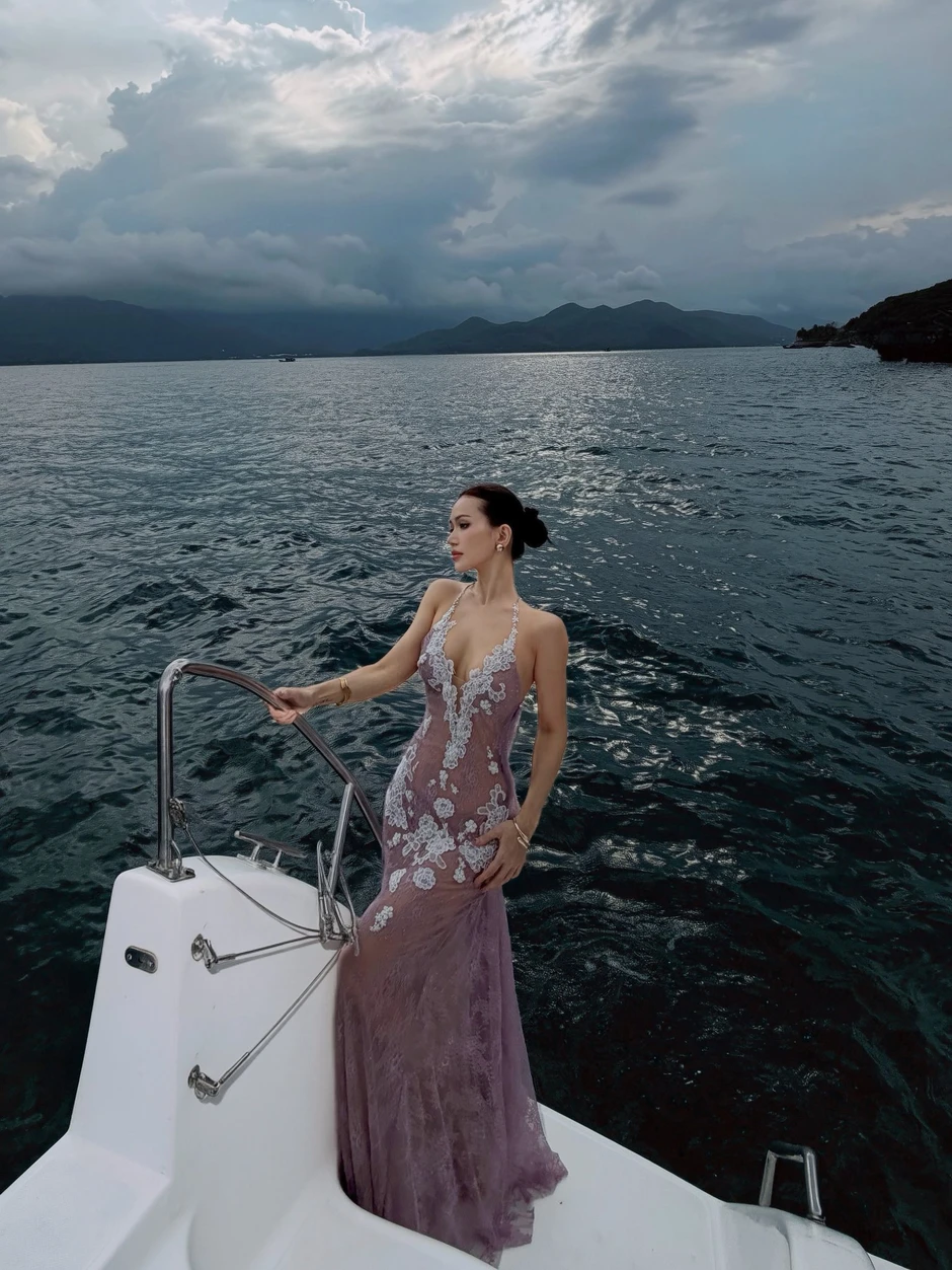 Sĩ Thanh diện váy ren xuyên thấu khoe trần lưng gợi cảm, netizen đồng loạt cảm thán "body đỉnh điên!" Sĩ Thanh diện váy ren xuyên thấu khoe trần lưng gợi cảm, netizen đồng loạt cảm thán "body đỉnh điên!"