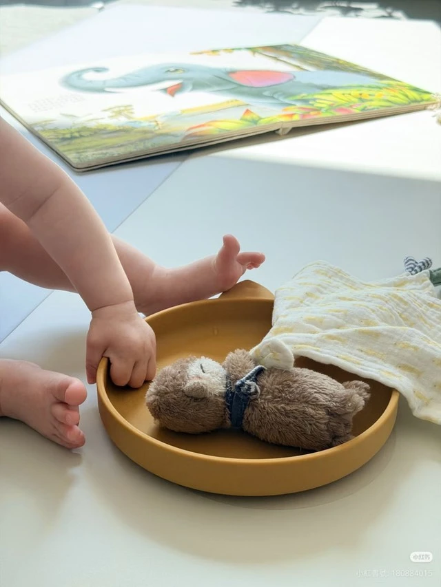 Siêu mẫu Hà Tuệ hiếm hoi đăng ảnh ấm áp bên "Tiểu Win" - con trai của mình và Trần Vỹ Đình trong Ngày của Mẹ