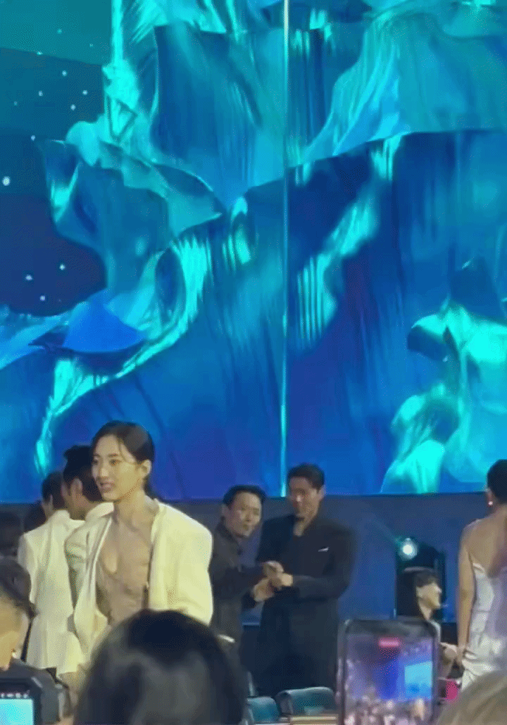 Son Ye Jin - Hyun Bin “vụng trộm” không thể giấu!