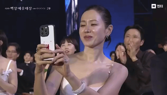 Son Ye Jin - Hyun Bin “vụng trộm” không thể giấu!