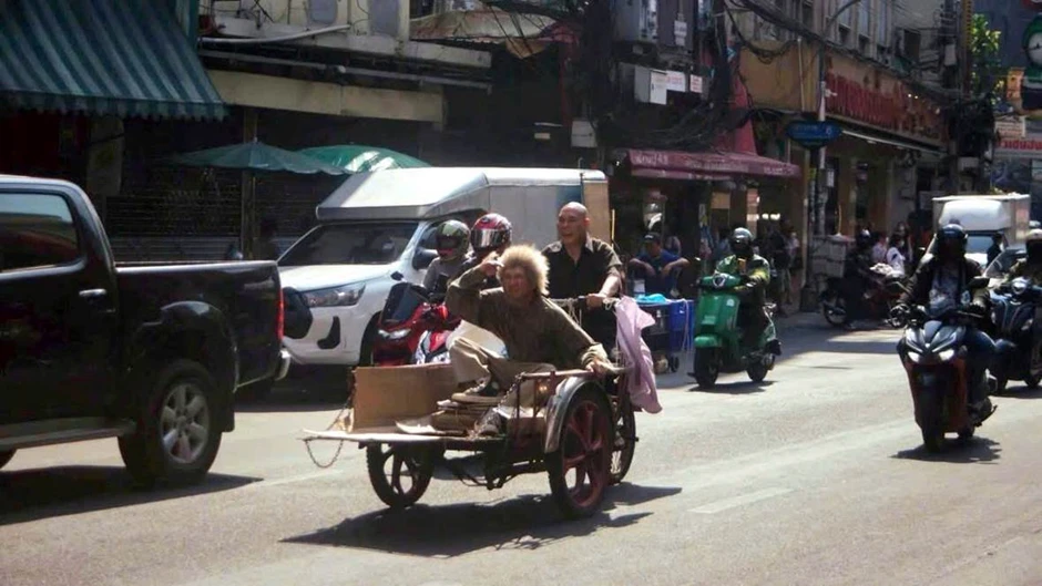 Tây Du Ký phiên bản xuyên không: Tôn Ngộ Không đi xe máy, Trư Bát Giới check-in Bangkok Tây Du Ký phiên bản xuyên không: Tôn Ngộ Không đi xe máy, Trư Bát Giới check-in Bangkok
