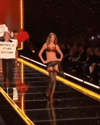 Thiên thần Victoria's Secret kiếm 3 tỷ mỗi ngày, từng bật khóc trên sàn diễn vì phải để ngực trần catwalk