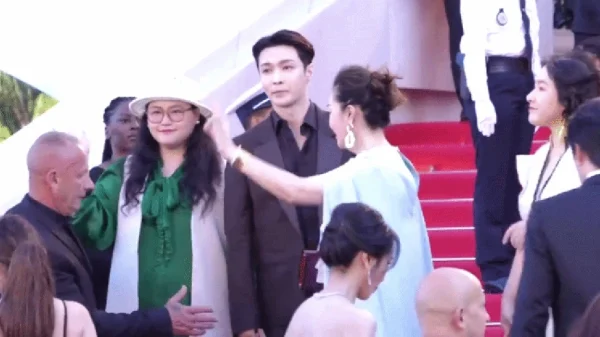"Muối mặt" nhất Cannes ngày khai mạc: Trương Nghệ Hưng và dàn sao Cbiz vô danh bát nháo chỉ trỏ, ồn như cái chợ bị đuổi khỏi thảm đỏ! kenhtingame com thumb quot muoi mat quot nhat cannes ngay khai mac truong nghe hung va dan sao cbiz vo danh bat nhao chi tro on nhu cai cho bi duoi khoi tham do 11761778670284714 940w
