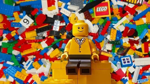 "Phá" bí mật của LEGO: Vì sao những khối hình vô tri nhỏ xíu này trở thành ước mơ của mọi đứa trẻ nhỏ và cả "đứa trẻ lớn"? kenhtingame com thumb quot pha quot bi mat cua lego vi sao nhung khoi hinh vo tri nho xiu nay tro thanh uoc mo cua moi dua tre nho va ca quot dua tre lon quot 1db81777962205783 940w