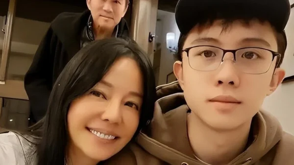 12 năm không cai sữa, 15 năm chung giường: Tình mẫu tử ngạt thở của nữ minh tinh Hoa ngữ đã hủy hoại quý tử ra sao? kenhtingame com thumb 12 nam khong cai sua 15 nam chung giuong tinh mau tu ngat tho cua nu minh tinh hoa ngu da huy hoai quy tu ra sao 77911778423882313 940w