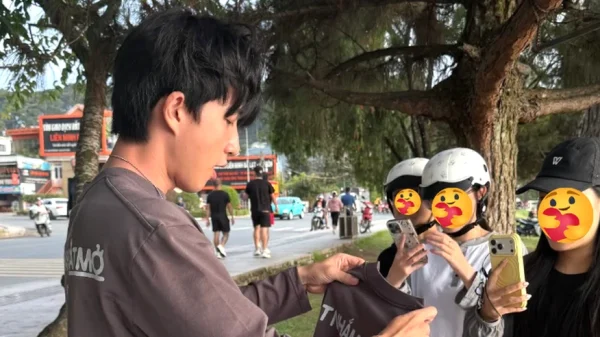 Bắt gặp HIEUTHUHAI đi bán áo dạo từ Nha Trang đến Đà Lạt kenhtingame com thumb bat gap hieuthuhai di ban ao dao tu nha trang den da lat 65881777912956421 940w