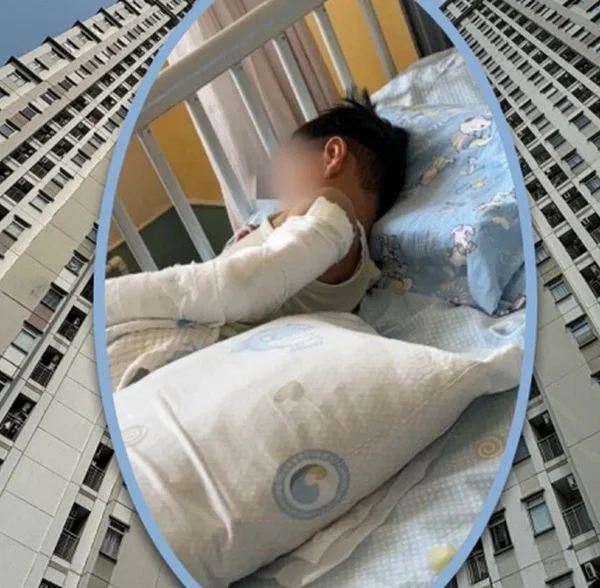 Bé trai 4 tuổi ngã từ tầng 11 chung cư xuống đất vì ngóng bố mẹ về nhà kenhtingame com thumb be trai 4 tuoi nga tu tang 11 chung cu xuong dat vi ngong bo me ve nha 9d6e1778427443528 940w