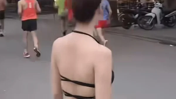 Bị chỉ trích vì thời trang chạy bộ hở bạo, cô gái trẻ không ngại "combat" tay đôi với cộng đồng mạng kenhtingame com thumb bi chi trich vi thoi trang chay bo ho bao co gai tre khong ngai quot combat quot tay doi voi cong dong mang 53221778516499573 940w