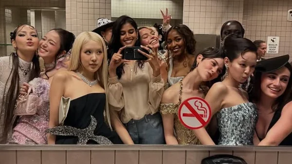 BLACKPINK nhí nhố cùng dàn mỹ nhân quốc tế: Met Gala có thể đổi chủ đề mỗi năm, nhưng WC selfie vẫn là truyền thống bất diệt! kenhtingame com thumb blackpink nhi nho cung dan m nhan quoc te met gala co the doi chu de moi nam nhung wc selfie van la truyen thong bat diet 1c461777996553692 940w