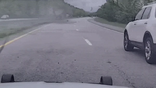 Chạy trốn cảnh sát ở tốc độ 225 km/h, ôtô lật ngửa trên cao tốc kenhtingame com thumb chay tron canh sat o toc do 225 km h oto lat ngua tren cao toc 844f1778516049144 940w