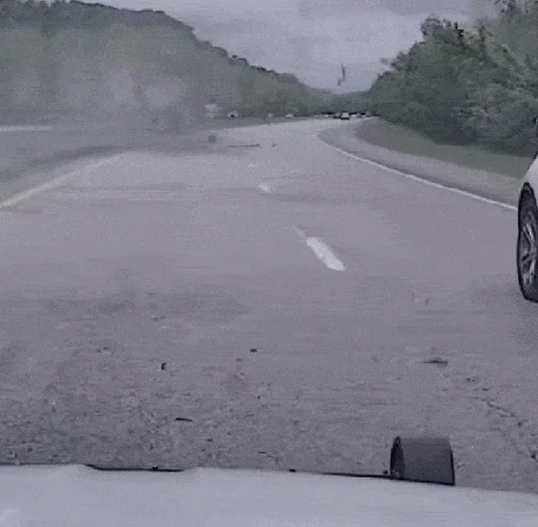 Chạy trốn cảnh sát ở tốc độ 225 km/h, ôtô lật ngửa trên cao tốc kenhtingame com thumb chay tron canh sat o toc do 225 km h oto lat ngua tren cao toc 844f1778516049144 940w